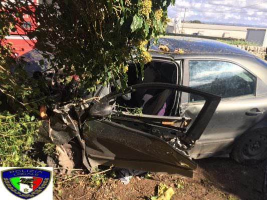 Perde il controllo dell’auto e si schianta contro un muro: donna in prognosi riservata – Le FOTO