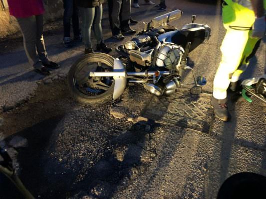 Ruota si “incastra” in una buca, moto finisce a terra: centauro trasportato in ospedale