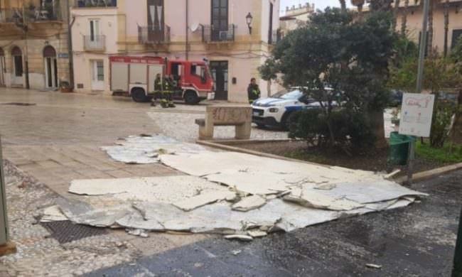 Paura a Ortigia, grosso pezzo d’intonaco si stacca da parete e precipita al suolo