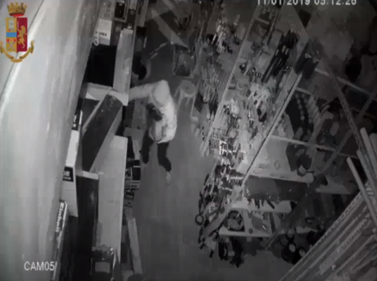 Malvivente svaligia due attività durante la notte, incastrato da un’impronta digitale: in manette 26enne – VIDEO