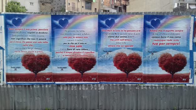 L’amore ai tempi dei manifesti pubblicitari nel Catanese: donna invade vie con dediche e cuori