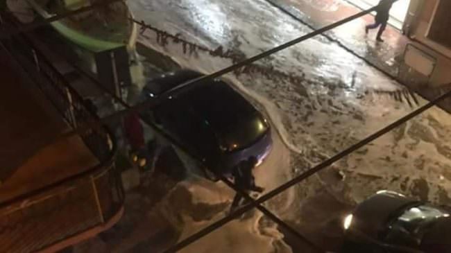 Maltempo, il mare invade la Statale: abitazioni colpite, muri distrutti e scuole chiuse