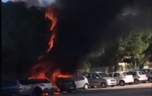 “Inferno” alla stazione: auto prende fuoco, fiamme altissime avvolgono anche altre 4 macchine