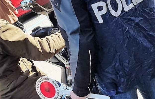 Rapinava con violenza le sue vittime in centro, ma il suo bracciale lo “smaschera”: il profilo di un criminale seriale