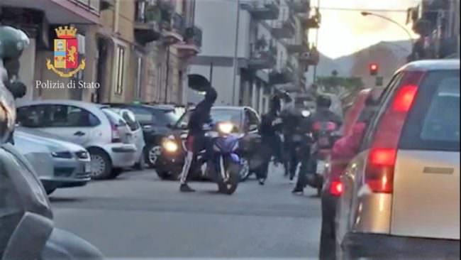 Rapinò e colpì con la pistola la sua vittima in via Cappuccini: arrestato 17enne latitante da mesi