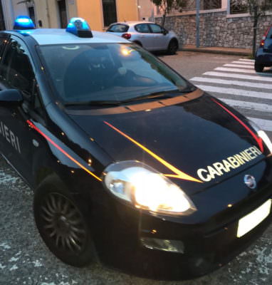 Anziano impaurito maltrattato dalla badante alcolizzata. Donna denunciata