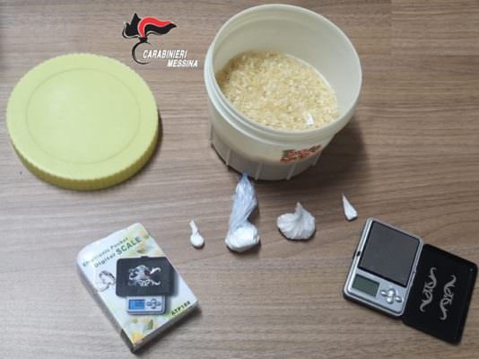 Ai domiciliari ma spacciava cocaina. Madre complice prova a nascondere la droga: arrestato 32enne