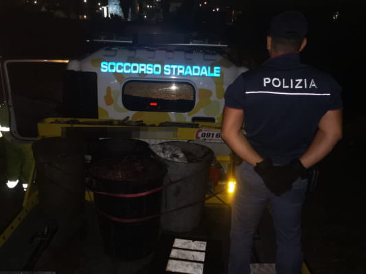 Coltre di fumo nero e cattivo odore, carabinieri beccano due “piromani”: scattano le manette