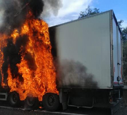 Tir in fiamme lungo la A18, traffico paralizzato tra Giarre ed Acireale – FOTO