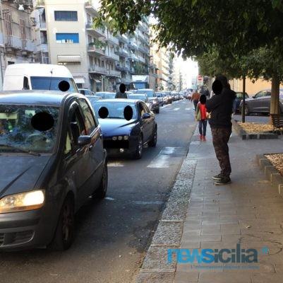 Catania paralizzata, traffico bloccato in via Giacomo Leopardi: mezzo Dusty perde olio