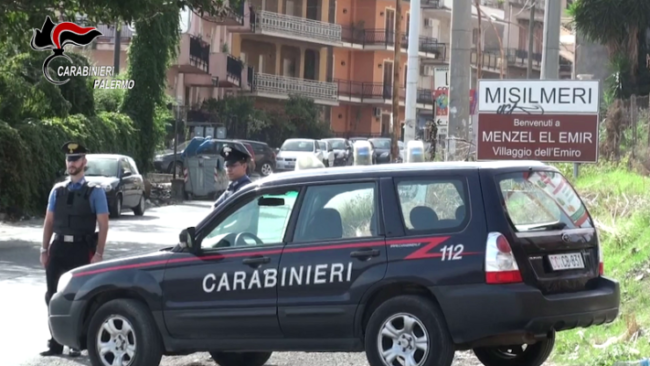 Estorcevano da più di due anni la pensione a un invalido: arrestati due uomini e una donna