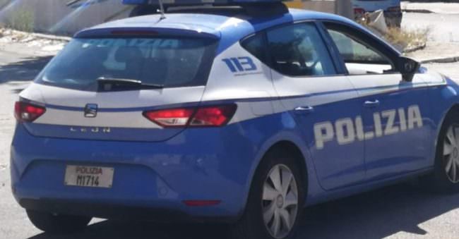 Rapina per 3 volte la stessa farmacia a volto scoperto, i tatuaggi lo smascherano: arrestato 24enne