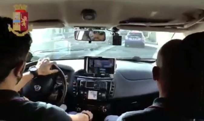 Girava con l’hashish nascosto sotto la moto: in manette 21enne