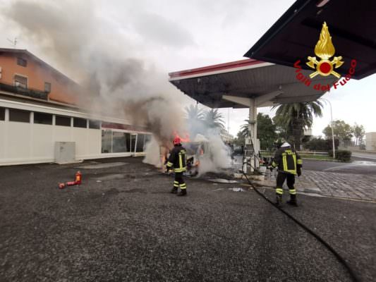 Furgone in fiamme lungo la Strada Statale 192: mezzo distrutto, intervengono i vigili del fuoco