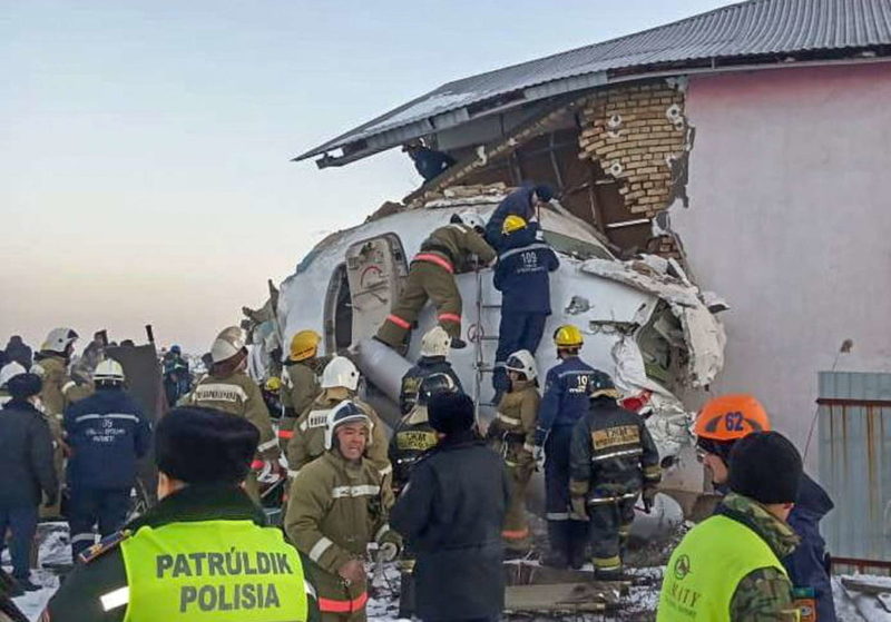 Aereo precipita dopo il decollo e si schianta due volte: bilancio provvisorio di 12 morti e 60 feriti