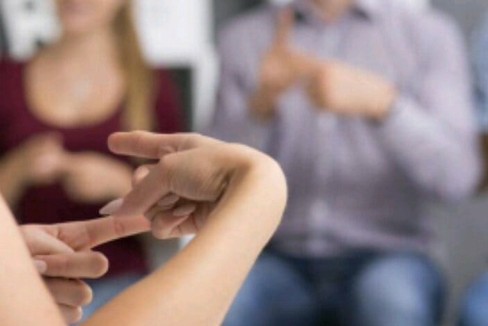 Lingua italiana dei segni: cos’è e come funziona