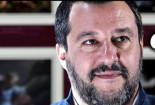 Salvini atterrato a Lampedusa: bordata di fischi e urla ad accoglierlo
