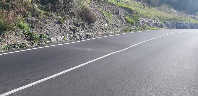 Strada pericolosa nel Catanese, terrapieno rigonfiato e pericoloso avvallamento: “Inviata richiesta d’intervento”