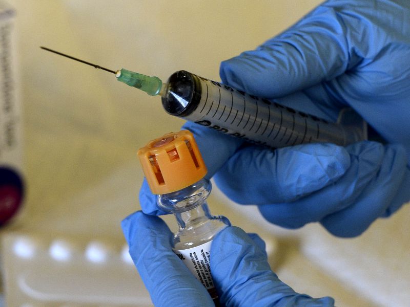 Vaccino Covid Astrazeneca, sospeso lotto anche in Italia. AIFA: “Accertamenti con EMA”