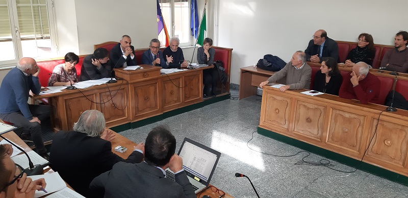 Bronte, famiglia costretta a lasciare la casa perché “contaminata”: impiegato minaccia suicidio, convocato un vertice