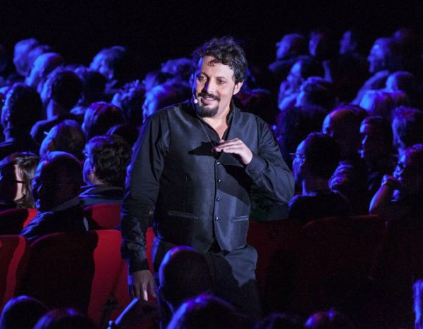 ENRICO BRIGNANO, NUOVE DATE PER IL ONE-MAN SHOW “UN'ORA SOLA VI VORREI”