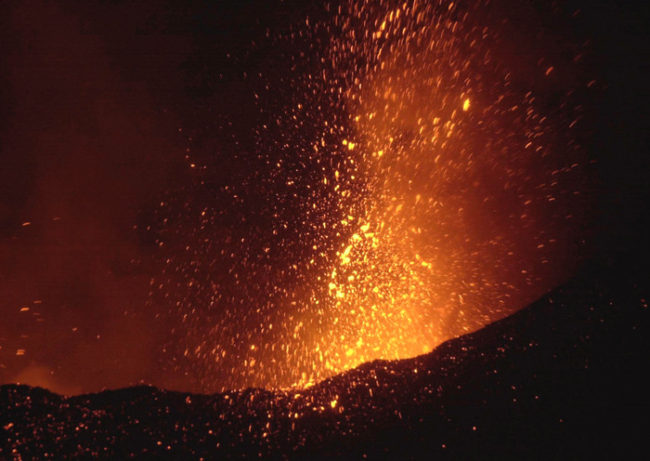 Etna, eruzione “mordi e fuggi” nel corso della notte: tornano cenere e fontane di lava – I DETTAGLI