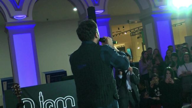 Tappa a Torino per il tour di X Factor nelle filiali bancarie