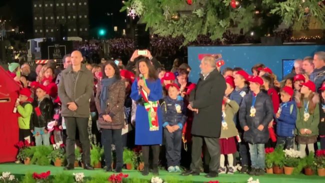 A Roma acceso albero di Natale “Spelacchio”