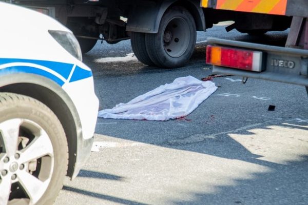 Incidente mortale in centro, pedone investito da un mezzo della nettezza urbana: perde la vita 84enne