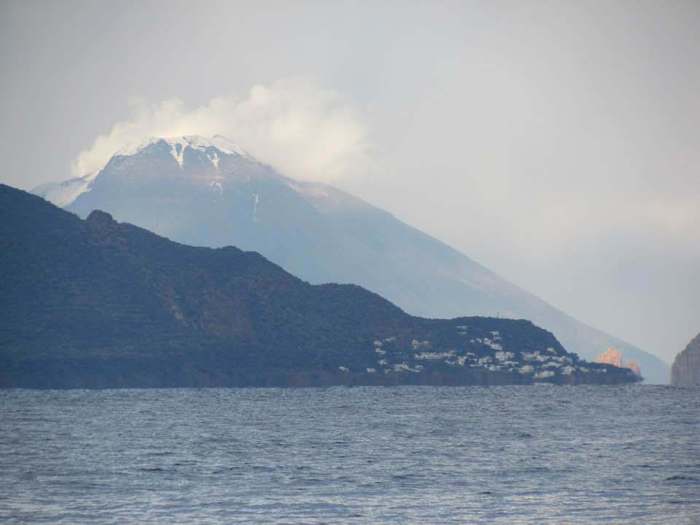 Neve sullo Stromboli in eruzione, panorama mozzafiato alle Isole Eolie:boom di turisti per Capodanno