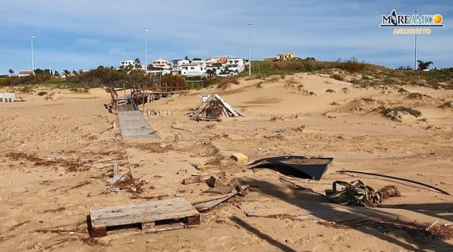 Spiaggia di San Leone, da paradiso terrestre a terra di plastica e rifiuti: il mare “divora” chiosco sequestrato – FOTO e VIDEO