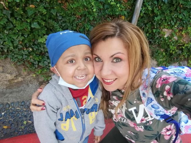 Nicolas, supereroe di 4 anni che lotta contro un male insieme alla mamma e al fratellino: avviata raccolta fondi