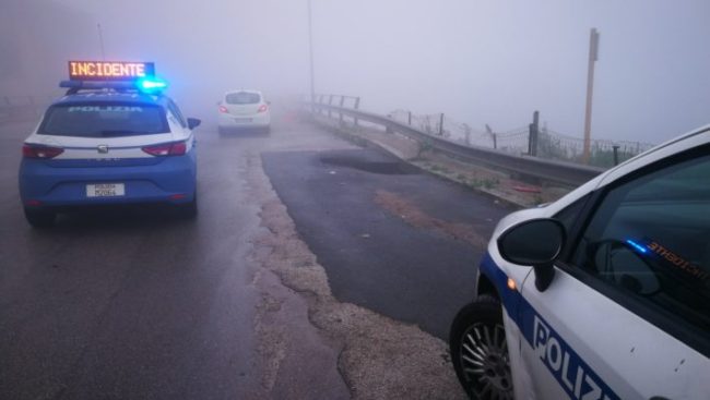 Due auto si schiantano contro le transenne, tragedia sfiorata nel Catanese a causa della fitta nebbia