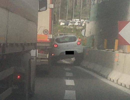 Tangenziale di Catania, auto incastrata tra guardrail e camion: ecco quanto è accaduto