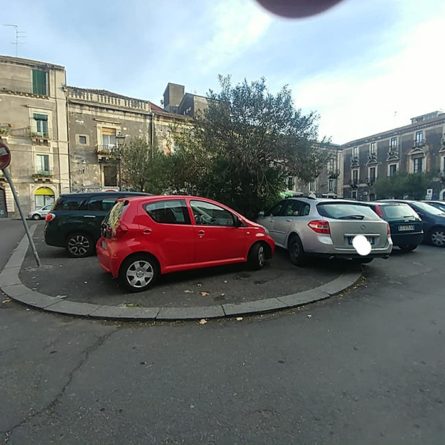 Catania vittima del parcheggio selvaggio e di posteggiatori abusivi: la denuncia di Legambiente