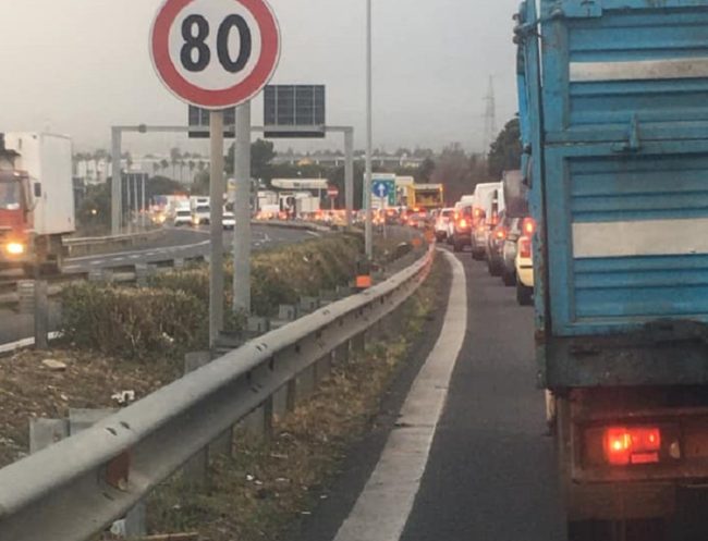 Scontro tra più veicoli lungo la tangenziale di Catania: code chilometriche e traffico paralizzato