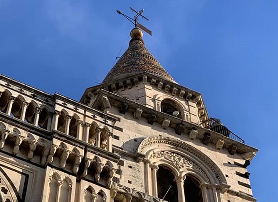 Emergenza ad Acireale, transennata Piazza Duomo: rischio caduta per una delle due croci della cattedrale