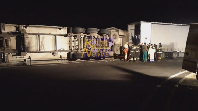 Tir carico di carciofi si ribalta: paura sulla SS 417 Catania-Gela, illeso l’autista