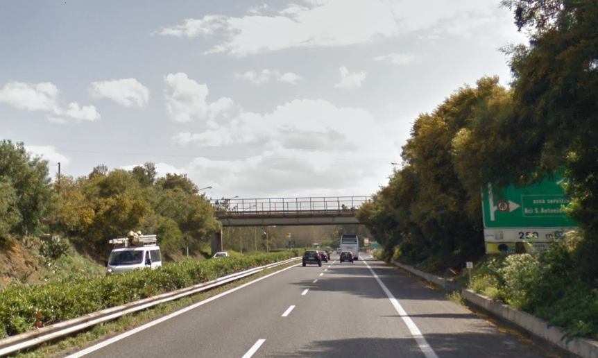 Fiamme sull’A18 Messina-Catania, auto a fuoco sulla corsia d’emergenza vicino ai caselli di San Gregorio