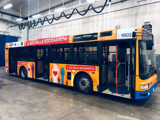 “Un buon pasto riscalda il cuore”, a Catania il via all’autobus della solidarietà