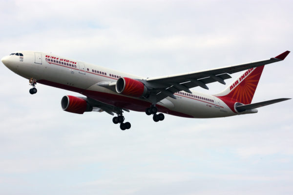 Malore su volo Air India, 52enne muore durante atterraggio d’emergenza: inutili i tentativi di rianimazione
