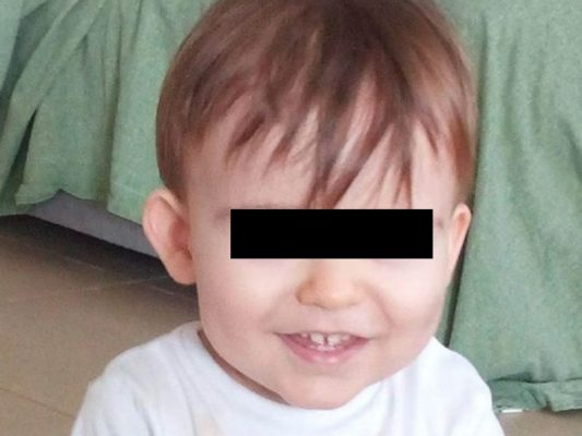 “Buon viaggio piccolo guerriero”: oggi l’ultimo saluto ad Andrea, morto a 2 anni per una malattia