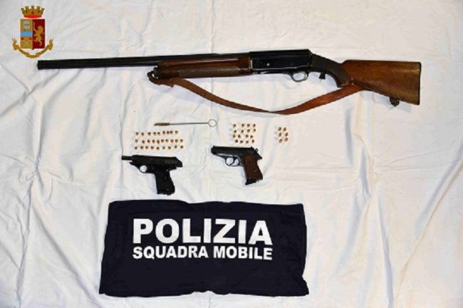 Arsenale di armi rubate tra i mobili di un deposito: arrestato 44enne