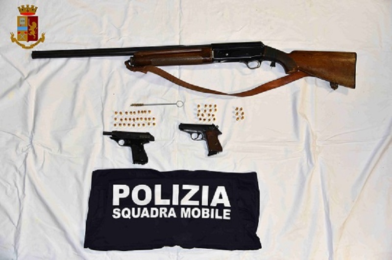 Arsenale di armi rubate tra i mobili di un deposito: arrestato 44enne