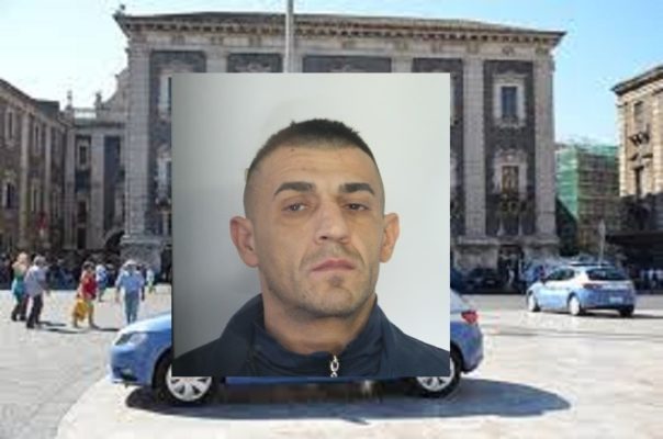 Catania, aggredisce agente mentre tenta di disfarsi di cocaina e crack nel water di casa: ai domiciliari 38enne