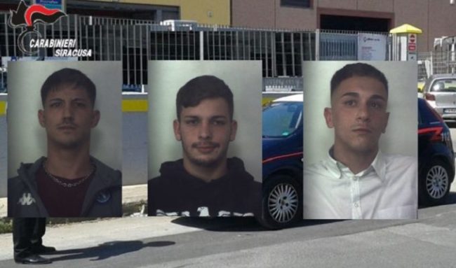 Si arrampicano sulla grondaia di un palazzo e sfondano porta finestra per rubare: in manette 3 giovani