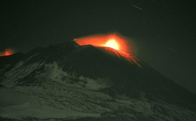 Etna in eruzione, intanto trema la terra nel Catanese: spettacolo e paura
