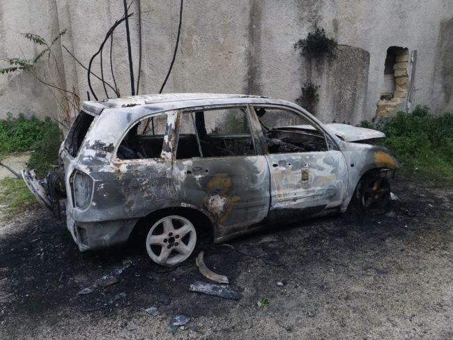 Incendio distrugge auto del Comune confiscata alla mafia: indagini in corso