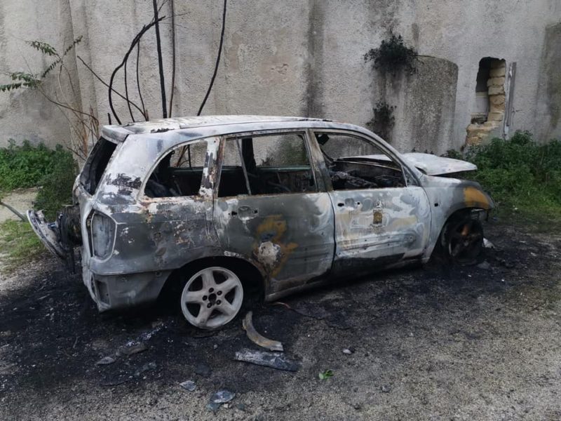 Incendio distrugge auto del Comune confiscata alla mafia: indagini in corso