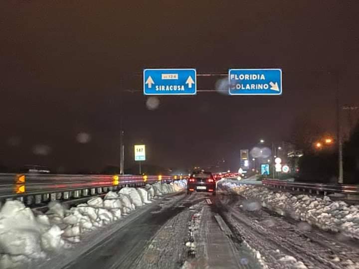 Neve, ghiaccio e grandine in autostrada: auto in panne e disagi sulla Catania-Siracusa – VIDEO